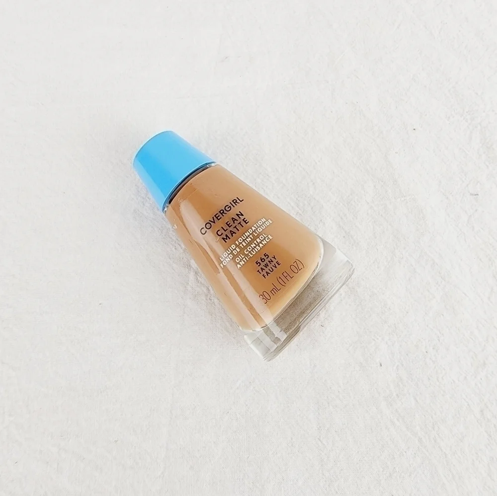 LAST ONE 🔥COVERGIRL Clean matte Liquid Foundation tawny fauve